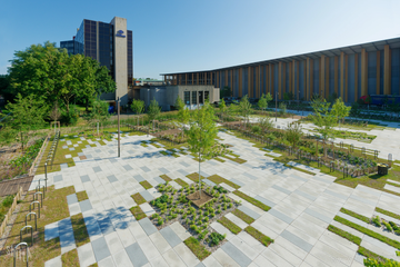 Photographie du parvis du PEX de Strasbourg.
